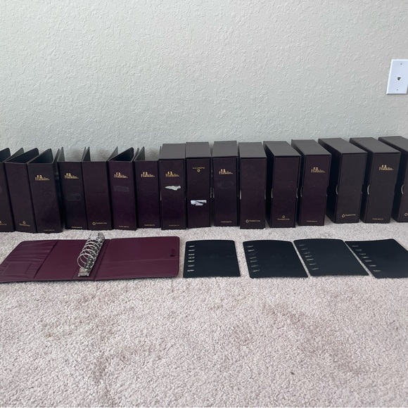 Franklin Covey Burgundy Storage binder & sleeves - Picture 3 of 9